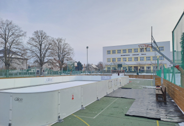 Kluziště před školou v provozu