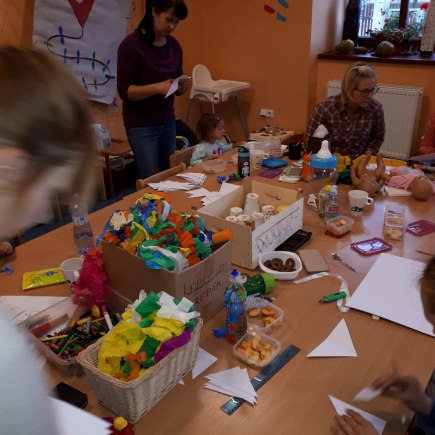 Dvoreček 2.10.2018 - Vyrábíme na drakiádu