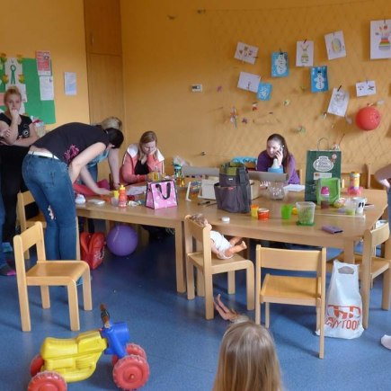 Dvoreček 12.3.2018 tvoření korunek na karneval