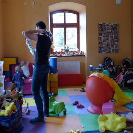 Dvoreček 12.3.2018 tvoření korunek na karneval