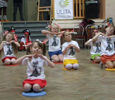 PRUHOVANÝ KARNEVAL 15.4.2012 Sokolovna - foto Jana Ž