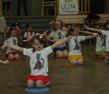 PRUHOVANÝ KARNEVAL 15.4.2012 Sokolovna - foto Jana Ž