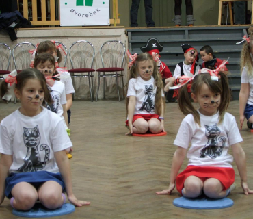 PRUHOVANÝ KARNEVAL 15.4.2012 Sokolovna - foto Jana Ž