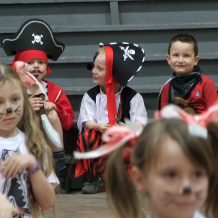 PRUHOVANÝ KARNEVAL 15.4.2012 Sokolovna - foto Jana Ž