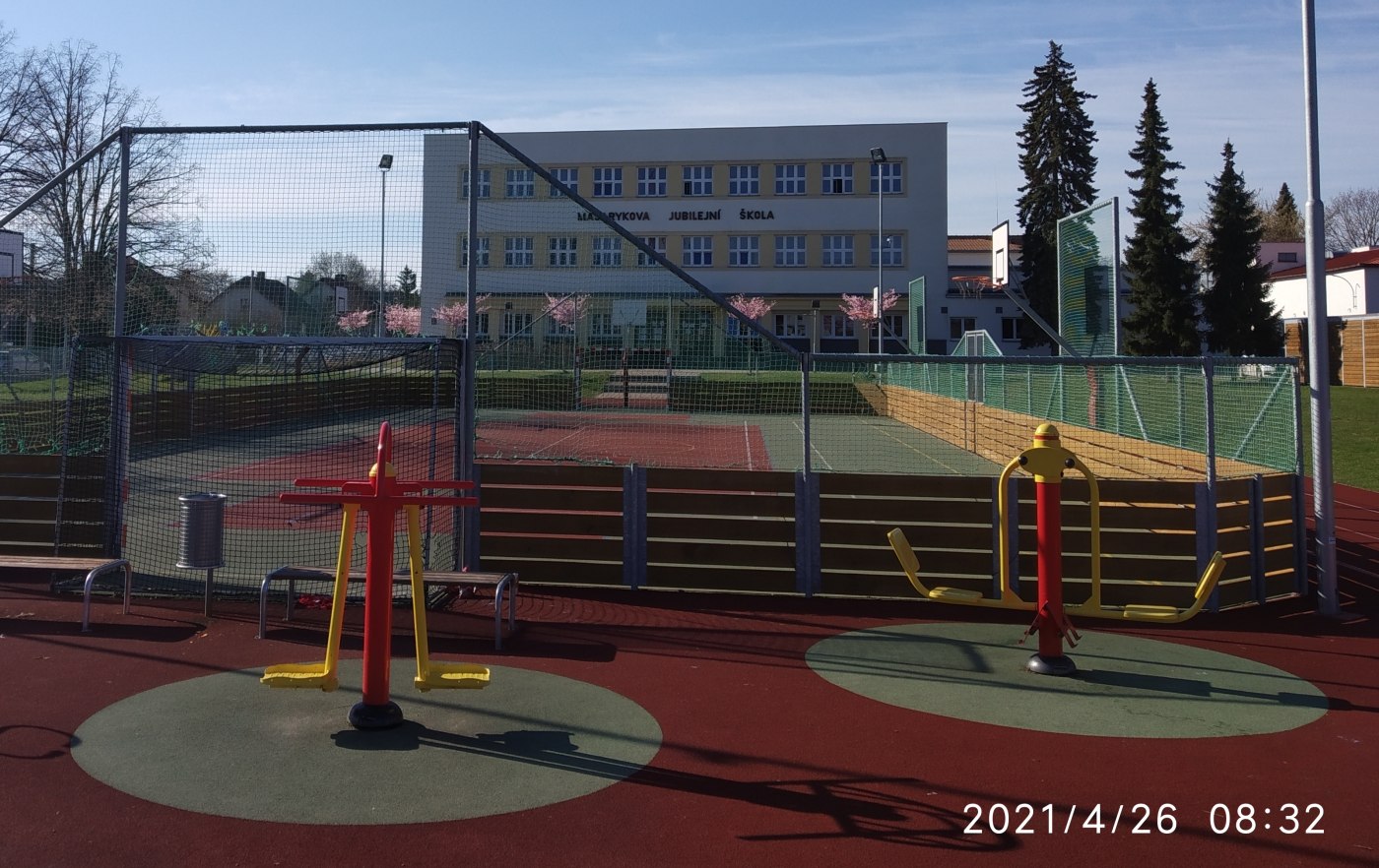 Venkovní hřiště před školou Venkovní hřiště před školou