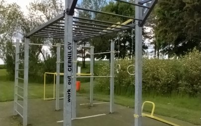 Workoutové hřiště ve sportovním areálu Workoutové hřiště ve sportovním areálu