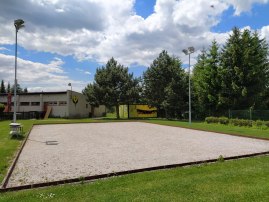 Hřiště na pétanque ve sportovním areálu